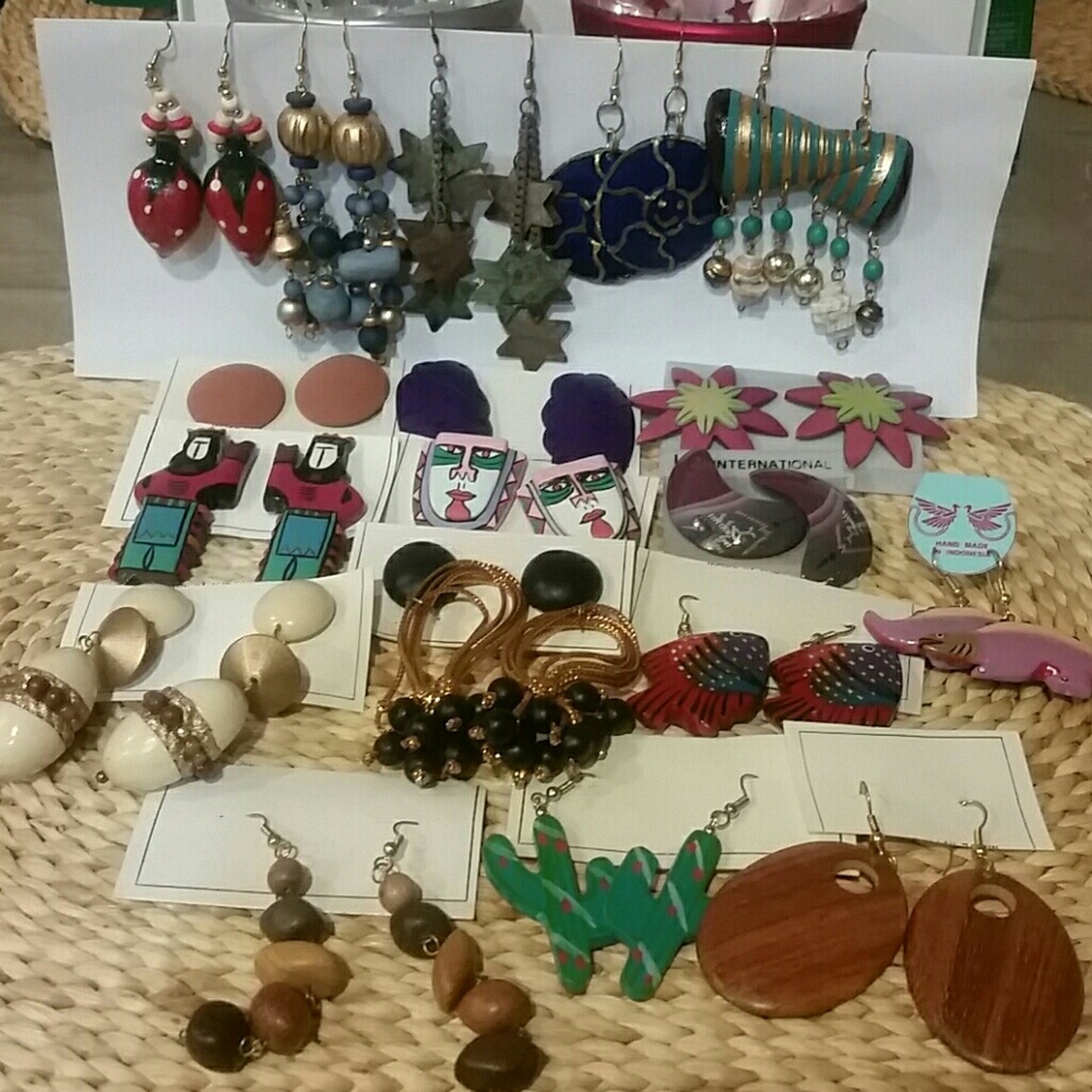 Lots of fashion earrings